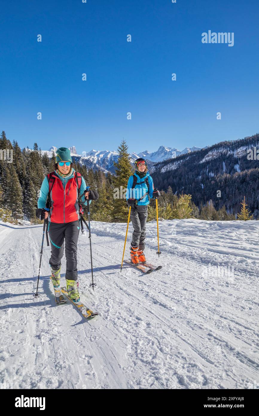 Deux skieurs grimpent la vallée de Vaiolet à skis vers le refuge de Gardeccia, San Giovanni di Fassa, Trentin, Italie Banque D'Images