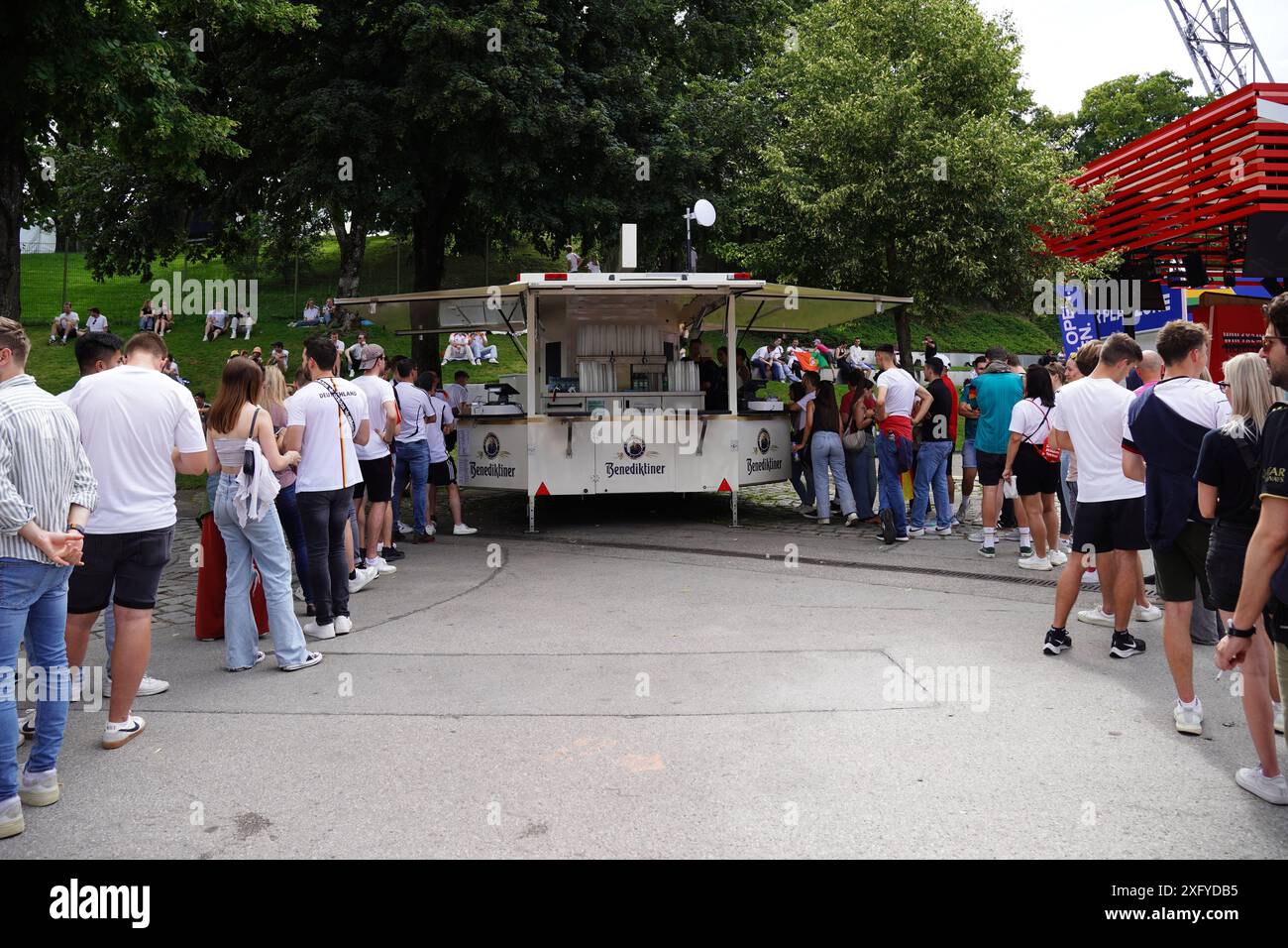 Munich, Bavière, Allemagne - 5 juillet 2024 : vue publique dans la zone des fans de l'Olympiapark de Munich pour le quart de finale de l'UEFA EURO 2024 Allemagne vs Espagne. Longues files d'attente au bar à bière *** public Viewing in der Fanzone in München im Olympiapark beim Viertelfinale der UEFA EURO 2024 Deutschland gegen Spanien. Lange Warteschlangen am Bier Getränke Ausschank Banque D'Images