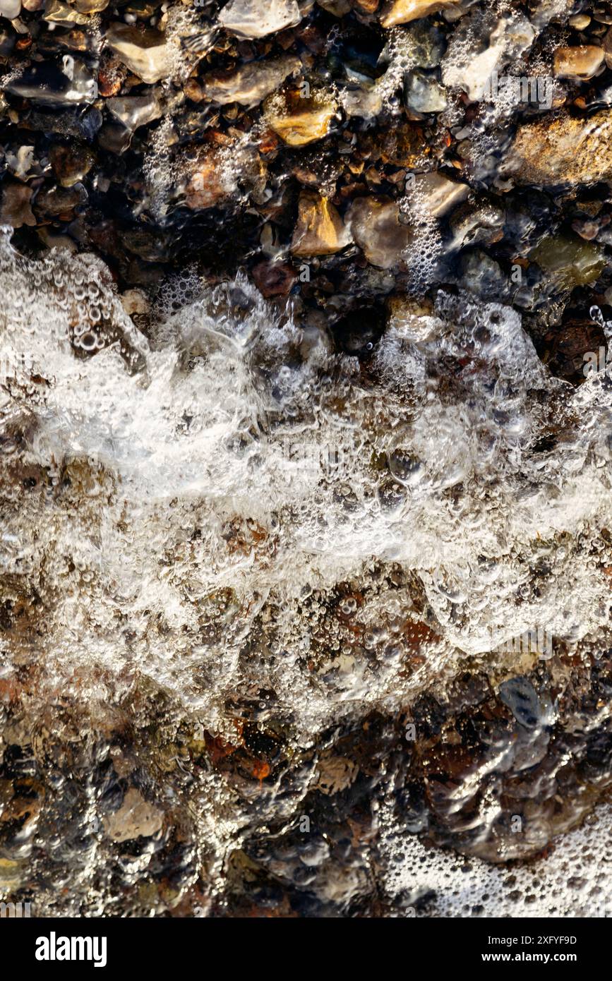 Pierres et eau de la mer Baltique à Glücksburg dans la vallée de printemps Banque D'Images