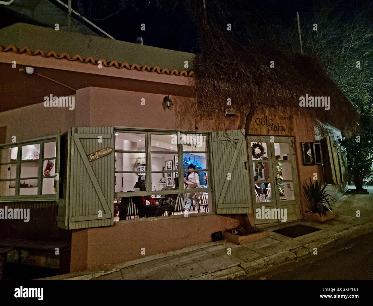 Clients tard le soir dans un restaurant dans un vieux quartier d'Athènes. Les restaurants abondent sur la place centrale de Platonas, Athènes, accueillant les clients la nuit. Athènes, une ville qui a aidé à jeter les bases de la civilisation occidentale, laisse beaucoup à découvrir dans les temps actuels. Il y a de nombreux endroits historiques où la démocratie institutionnelle a été formée, et des temples dédiés au culte des dieux et déesses emblématiques. De la musique et de la danse, une tradition linguistique ancienne et une cuisine phénoménale, la culture grecque elle-même est quelque chose de tout à fait distinct. Grèce. Banque D'Images