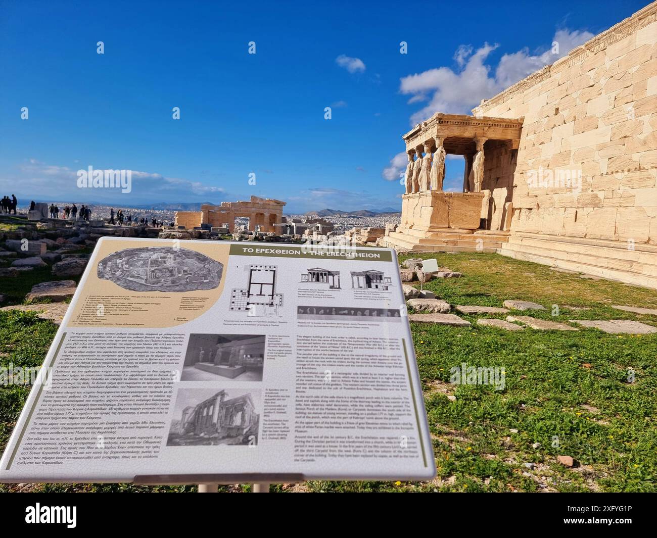 Vue sur l'Acropole d'Athènes. S'élevant à 490 pieds au-dessus d'Athènes se trouvent les ruines de la citadelle de l'Acropole. Le site s'étend sur 7,3 acres et remonte à l'époque néolithique moyen (10 000 av. J.-C.). Plusieurs espaces monumentaux tels que le Parthénon, le vieux temple d'Athéna, l'Érechtheum, le temple d'Athéna Nike, le théâtre de Dionysos Eleuthereus, et d'autres peuvent être trouvés dans les ruines. La plupart des temples majeurs, y compris le Parthénon, ont été reconstruits par ordre de Périclès pendant l'âge d'or d'Athènes (460–430 av. J.-C.). Phidias, un sculpteur athénien, et Ictinus et Callicrate, deux architectes célèbres, étaient R Banque D'Images