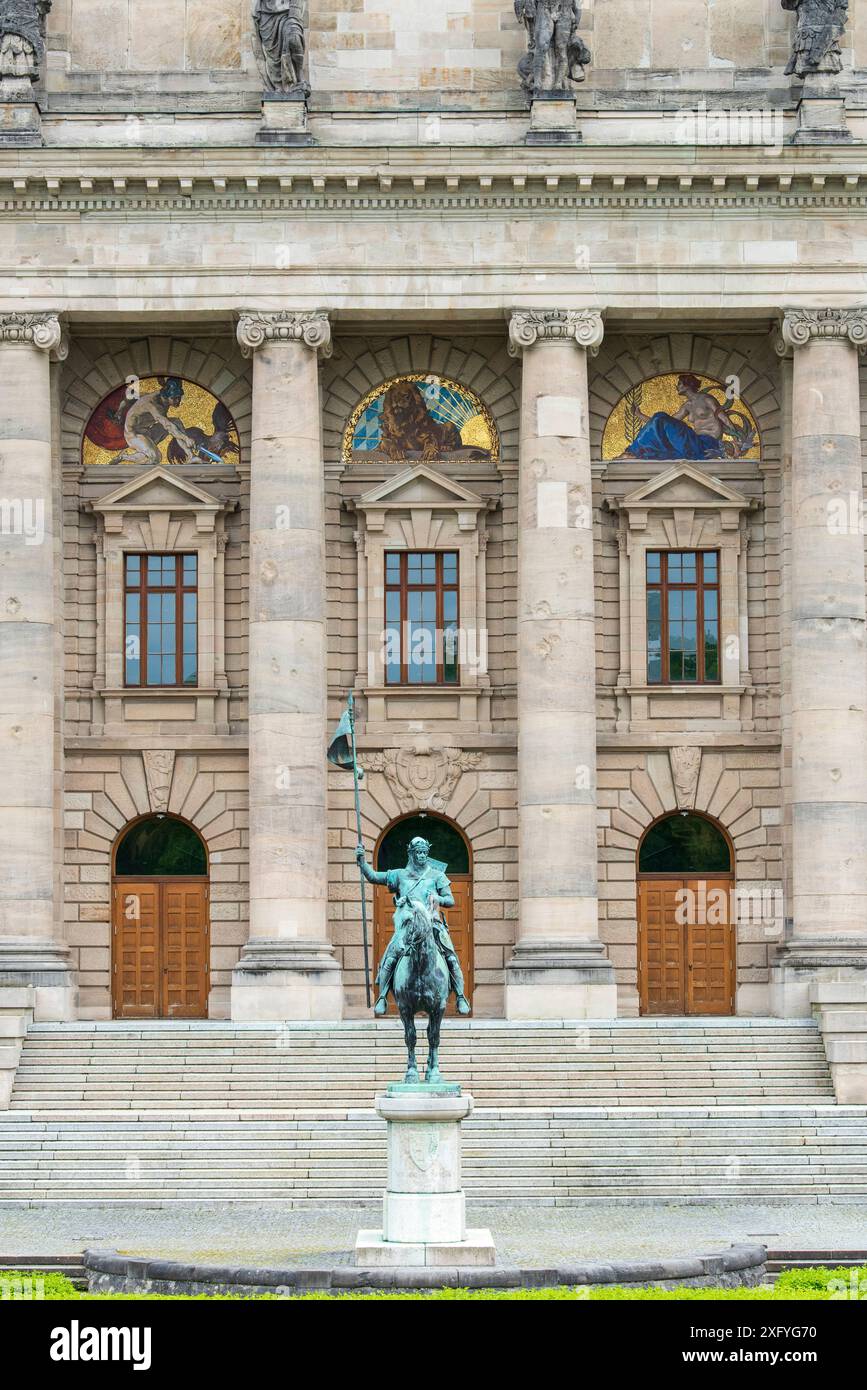 La Chancellerie d'État de Bavière est le siège du gouvernement en Bavière et la résidence officielle du ministre-président de Bavière. Sur le côté faisant face au Hofgarten se trouve une statue équestre en mémoire d'Otto von Wittelsbach, duc de Bavière. Banque D'Images