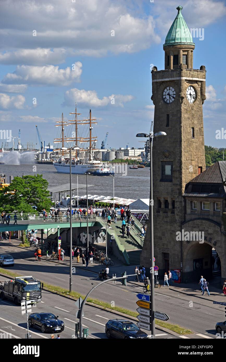 Europe, Allemagne, ville hanséatique de Hambourg, à l'hôtel Pauli Landungsbrücken, Elbe, accès à la station de métro S-Bahnhof, navires-musée, Sea Cloud Spirit, croisière avec navire à trois mâts entièrement gréé, réception avec bateau-pompier, fontaine Banque D'Images