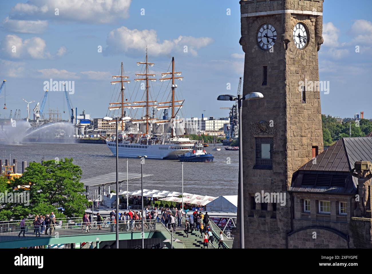 Europe, Allemagne, ville hanséatique de Hambourg, à l'hôtel Pauli Landungsbrücken, Elbe, accès à la station de métro S-Bahnhof, navires-musée, Sea Cloud Spirit, croisière avec navire à trois mâts entièrement gréé, réception avec bateau-pompier, fontaine Banque D'Images