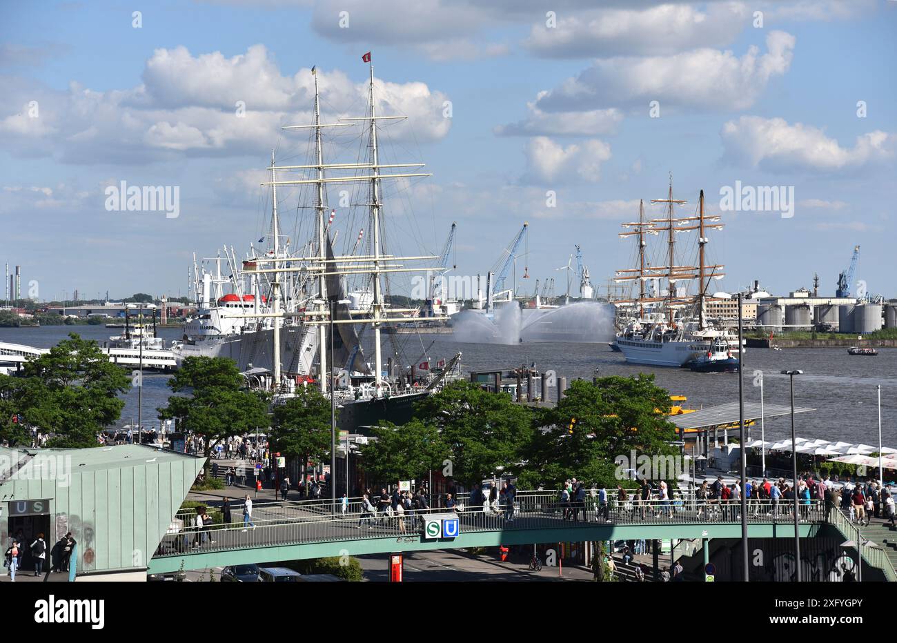 Europe, Allemagne, ville hanséatique de Hambourg, à l'hôtel Pauli Landungsbrücken, Elbe, accès à la station de métro S-Bahnhof, bateaux-musées, Seacloud Spirit, réception avec bateau-pompier, fontaine Banque D'Images