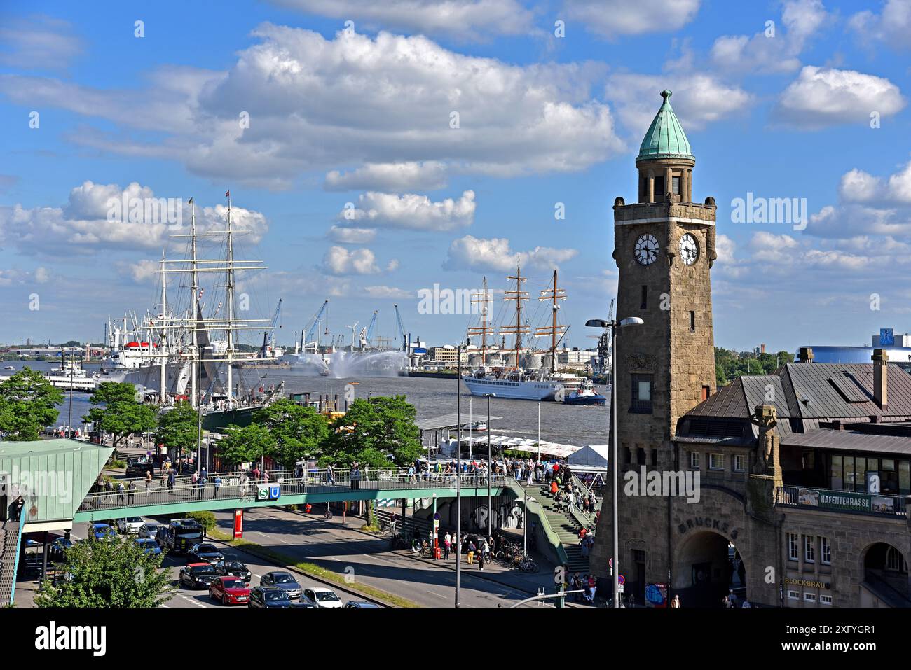 Europe, Allemagne, ville hanséatique de Hambourg, à l'hôtel Pauli Landungsbrücken, Elbe, accès à la station de métro S-Bahnhof, navires-musée, Sea Cloud Spirit, croisière avec navire à trois mâts entièrement gréé, réception avec bateau-pompier, fontaine Banque D'Images