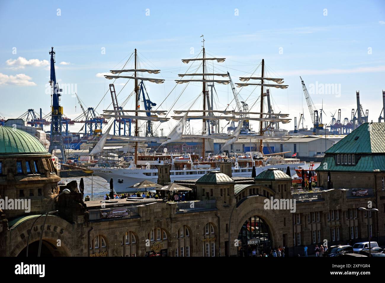 Europe, Allemagne, ville hanséatique de Hambourg, à l'hôtel Pauli Landungsbrücken, Elbe, accès à la station de métro S-Bahnhof, navires-musée, Sea Cloud Spirit, croisière avec navire à trois mâts entièrement gréé, réception avec bateau-pompier, fontaine Banque D'Images