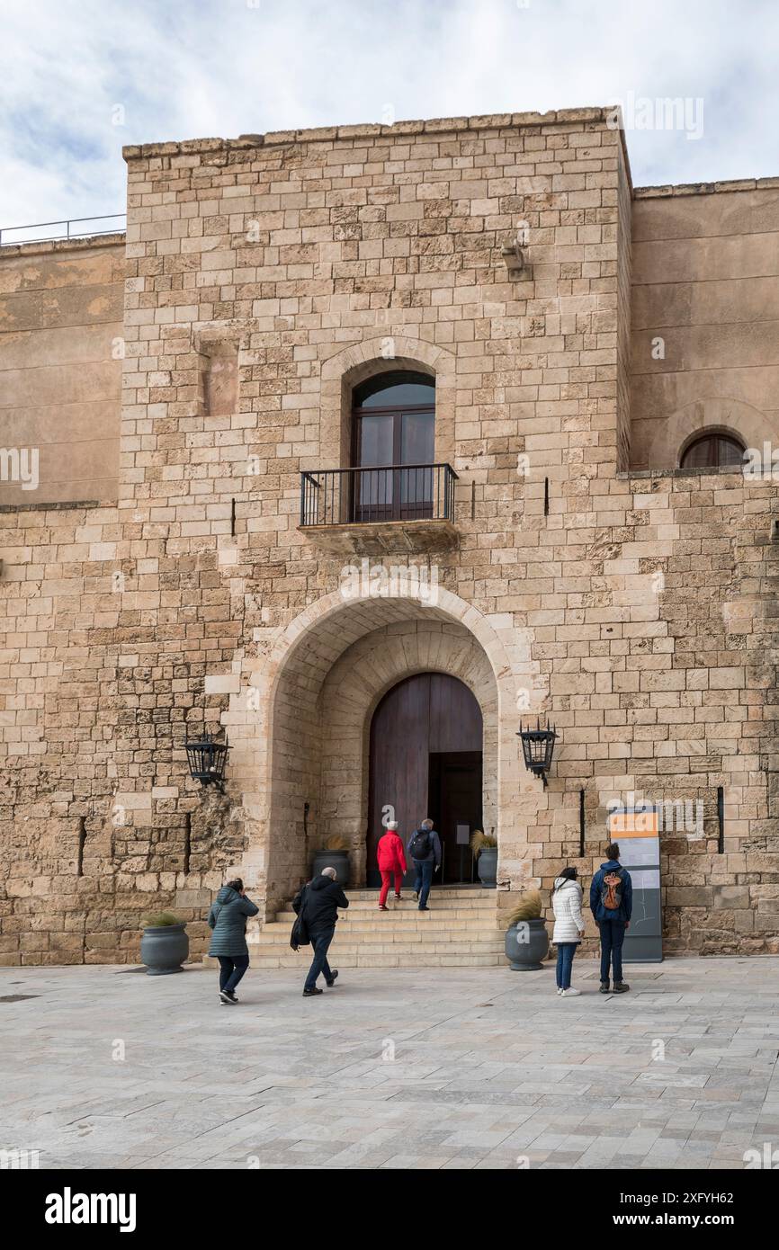 Visiteurs devant l'entrée principale du Palais Royal la Almudaina, Palma, Majorque, Îles Baléares, Espagne, Europe Banque D'Images