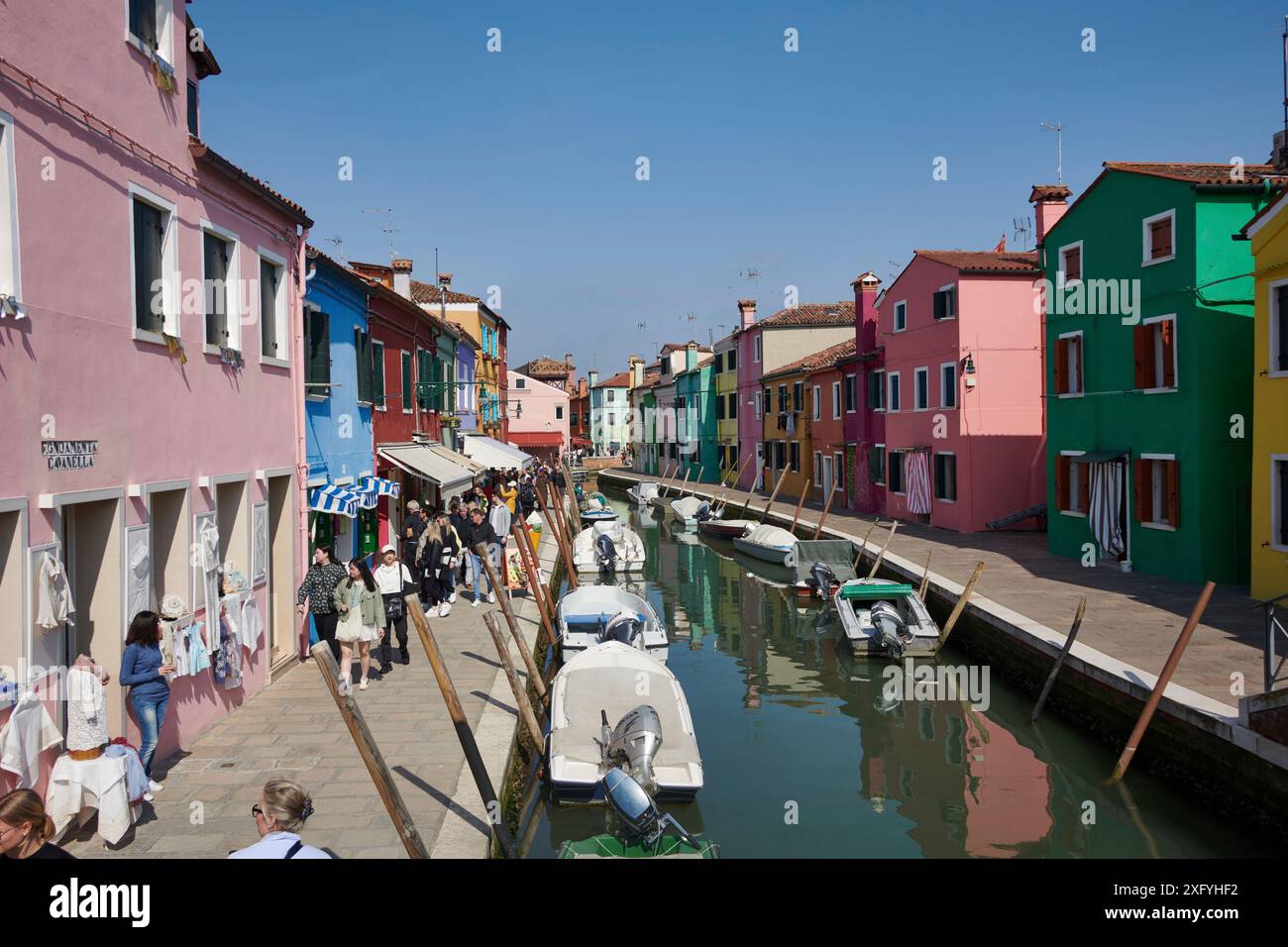 Flux touristique à Burano Banque D'Images