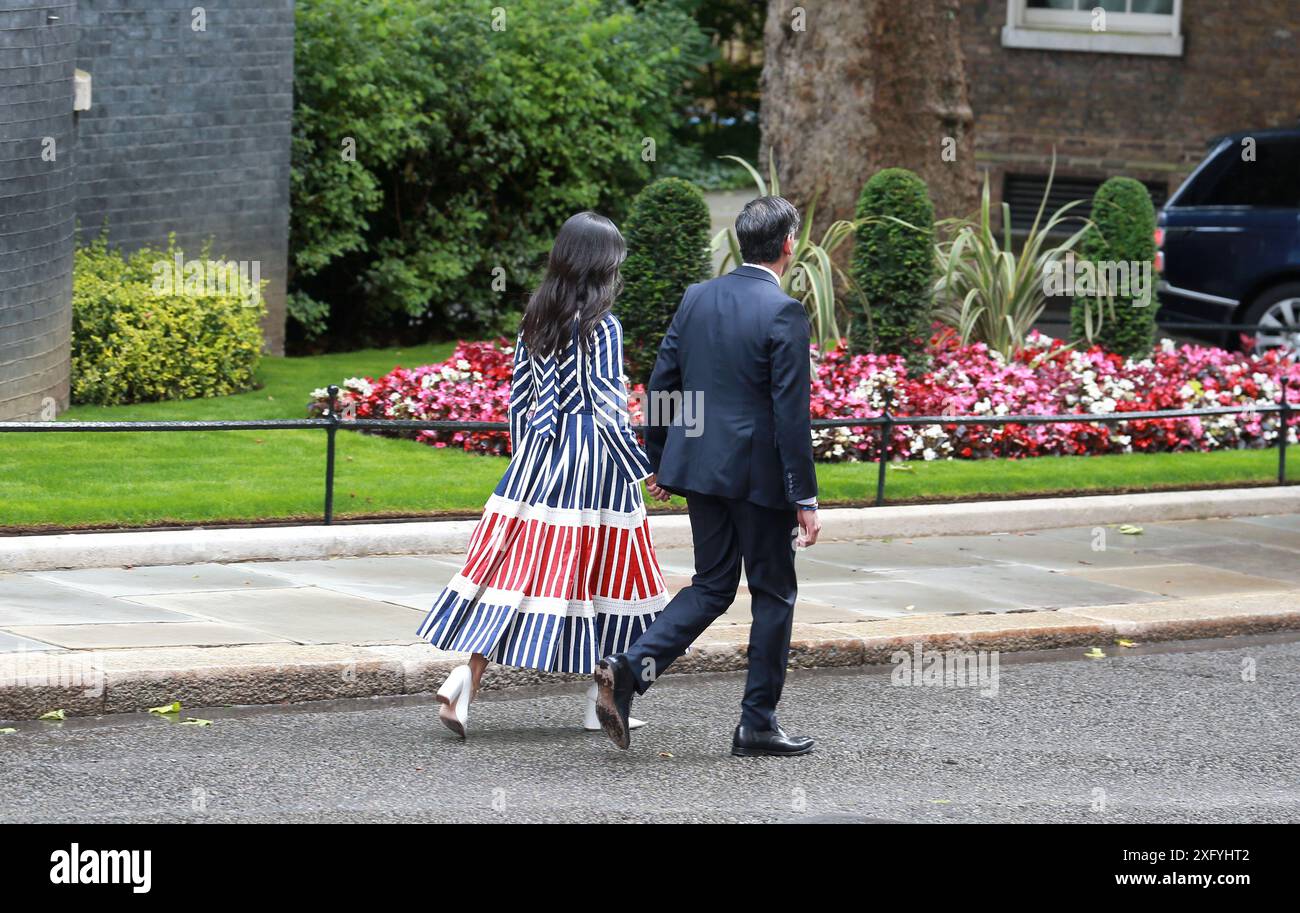 Londres, Royaume-Uni. 05 juillet 2024. Le premier ministre conservateur sortant Rishi Sunak et sa femme Akshata Murty quittent le 10 Downing Street à Londres. Crédit : SOPA images Limited/Alamy Live News Banque D'Images