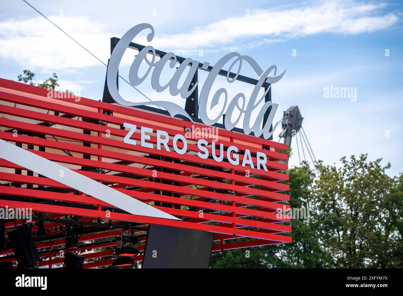 München, Bayern, Deutschland - 5. Juillet 2024 : Coca-Cola Zero Sugar Stand in der Fanzone in München im Olympiapark. Coca Cola ist offizieller Sponsor der UEFA EURO 2024 *** Coca-Cola Zero Sugar Stand in der Fanzone in München im Olympiapark. Coca Cola ist offizieller Sponsor der UEFA EURO 2024 Banque D'Images