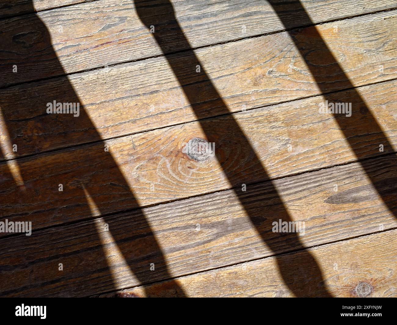 Ombres sur le plancher en bois d'une maison rurale, russie Banque D'Images