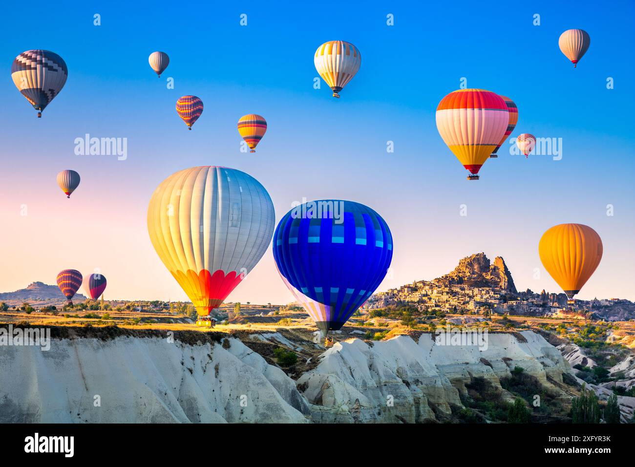 Vue aérienne d'une flotte de ballons à air chaud, en Cappadoce, Turquie Banque D'Images