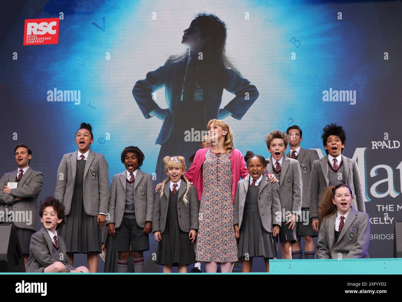 Le casting de Matilda de Roald Dahl, la comédie musicale, jouant au West End Live 2024, à Traflgar Square, Londres, Royaume-Uni Banque D'Images
