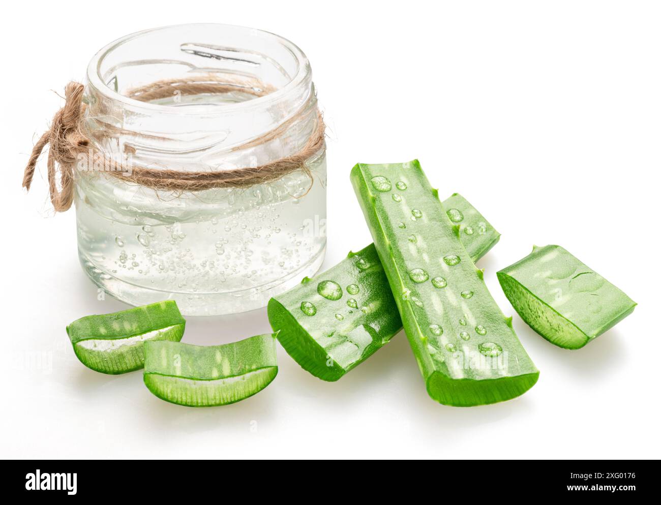 Pot en verre avec gel intérieur d'aloe Vera frais et coupes d'aloe vera près de lui isolé sur fond blanc. Banque D'Images