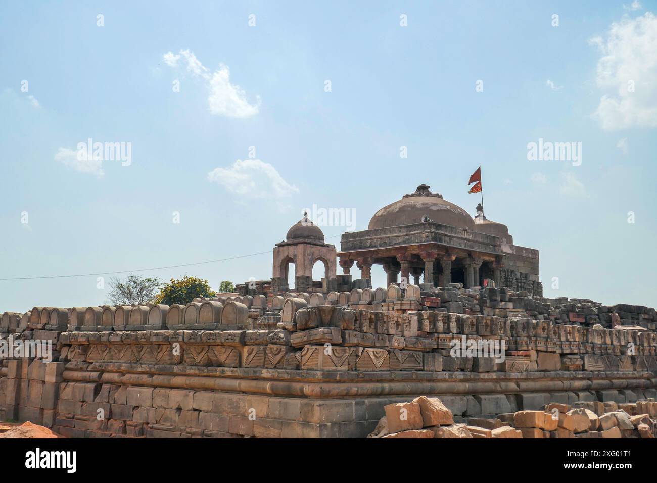 Une vidéo du Chand Baori dans le village Abhaneri du Rajasthan, en Inde. Le soleil brûlant caresse le bâtiment historique et ses environs. Banque D'Images
