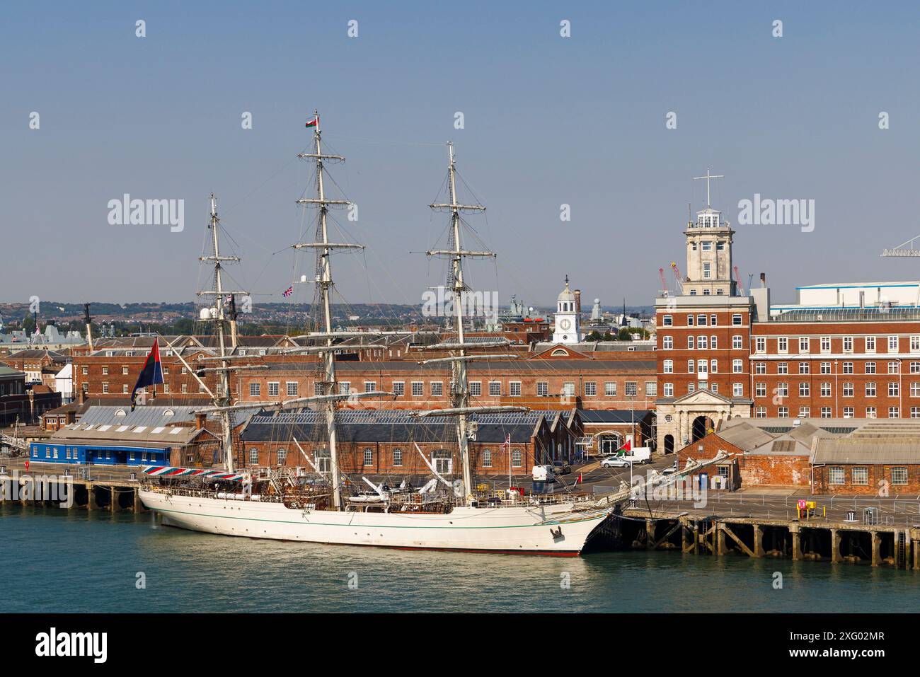 Navire d'entraînement Shabab Oman II amarré devant le HMS King Alfred et Semaphore Tower, Portsmouth, Hampshire, Angleterre, Royaume-Uni Banque D'Images