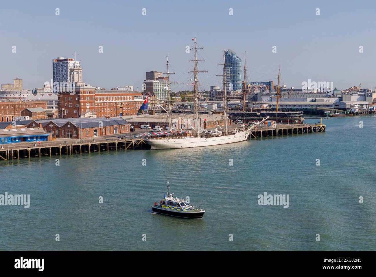 Navire d'entraînement Shabab Oman II amarré devant le HMS King Alfred et Semaphore Tower, Portsmouth, Hampshire, Angleterre, Royaume-Uni Banque D'Images