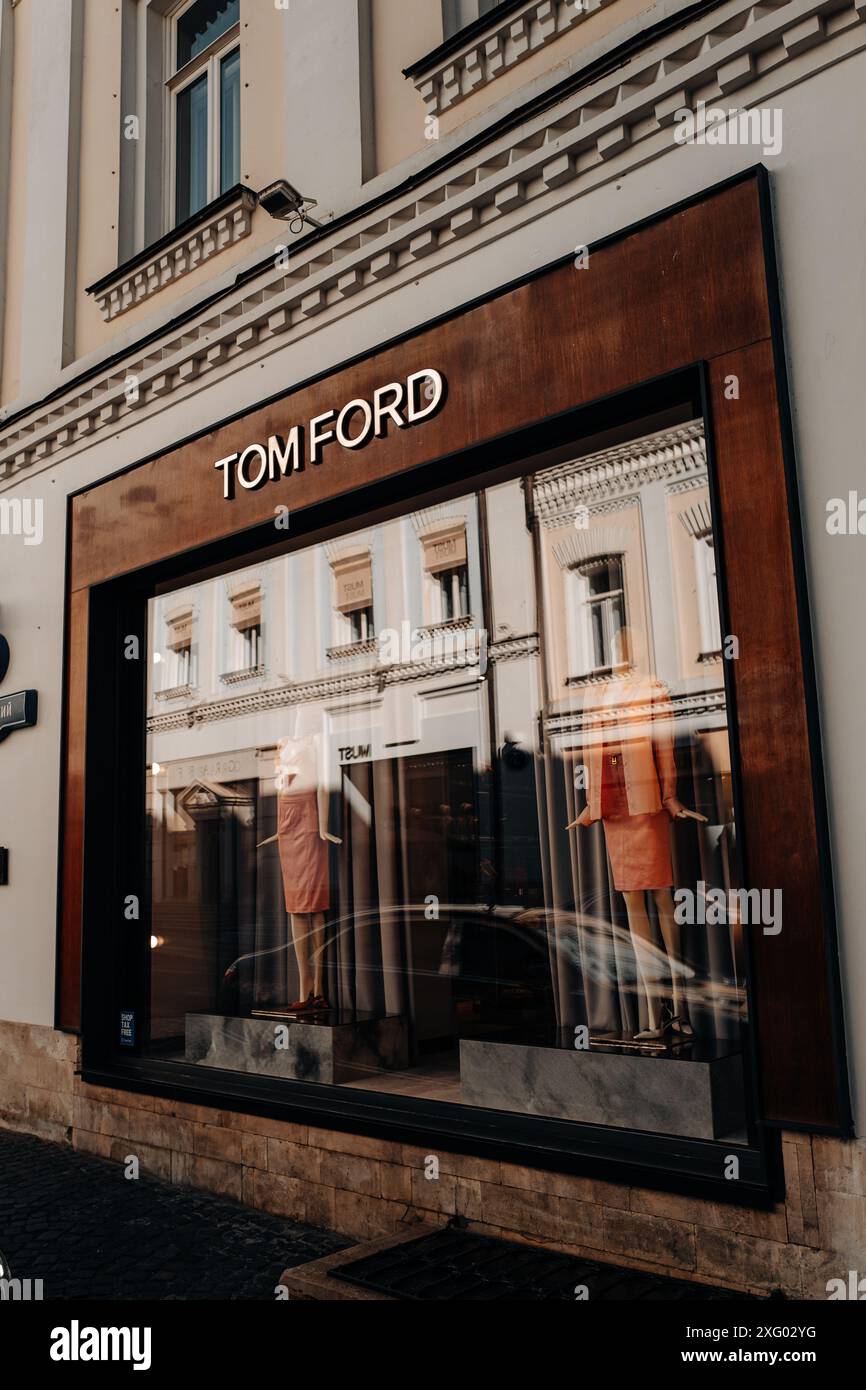 Façade de la célèbre boutique de luxe Tom Ford sur la rue commerçante historique de Moscou. Tom Ford est une maison de couture de luxe. Banque D'Images