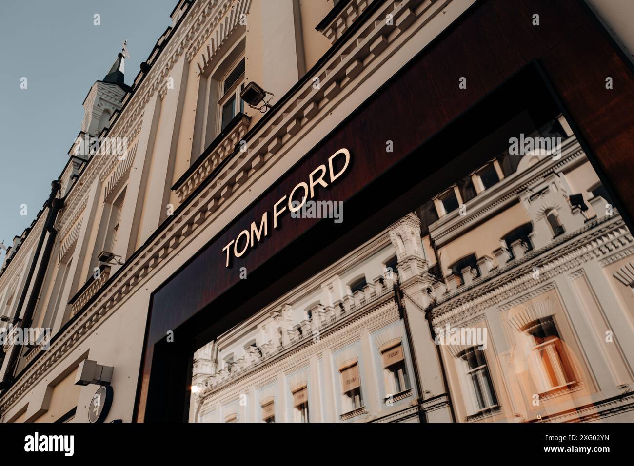 Façade de la célèbre boutique de luxe Tom Ford sur la rue commerçante historique de Moscou. Tom Ford est une maison de couture de luxe. Banque D'Images