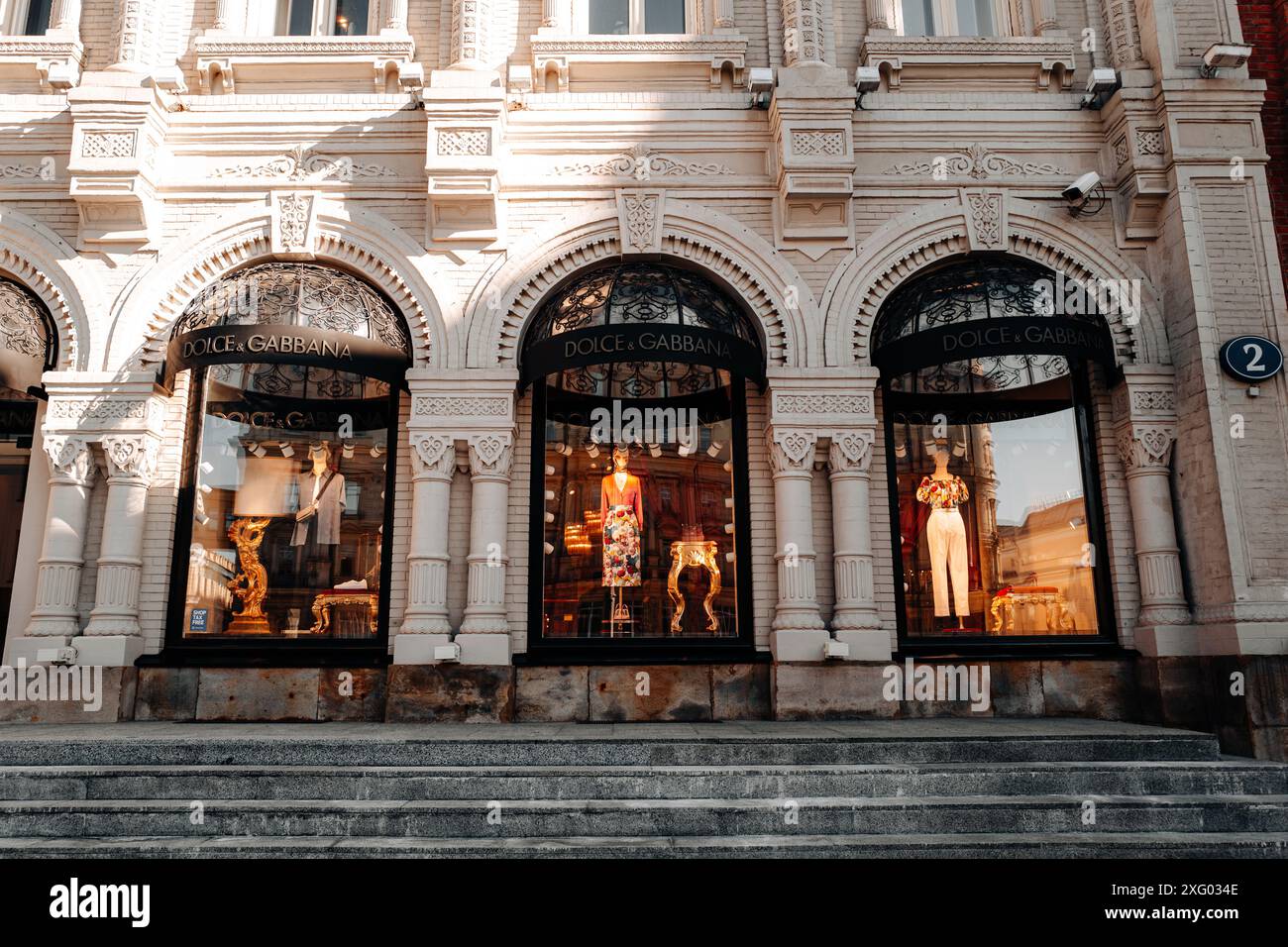 Façade de la célèbre boutique de luxe Dolce & Gabbana sur la rue commerçante historique de Moscou. Maison de luxe italienne Banque D'Images