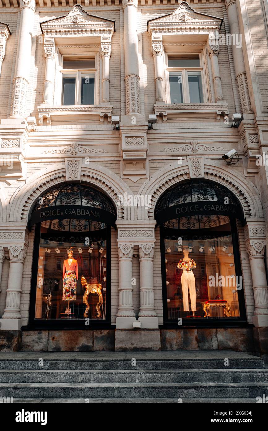Façade de la célèbre boutique de luxe Dolce & Gabbana sur la rue commerçante historique de Moscou. Maison de luxe italienne Banque D'Images