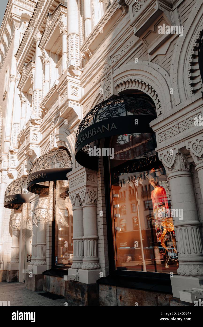 Façade de la célèbre boutique de luxe Dolce & Gabbana sur la rue commerçante historique de Moscou. Maison de luxe italienne Banque D'Images