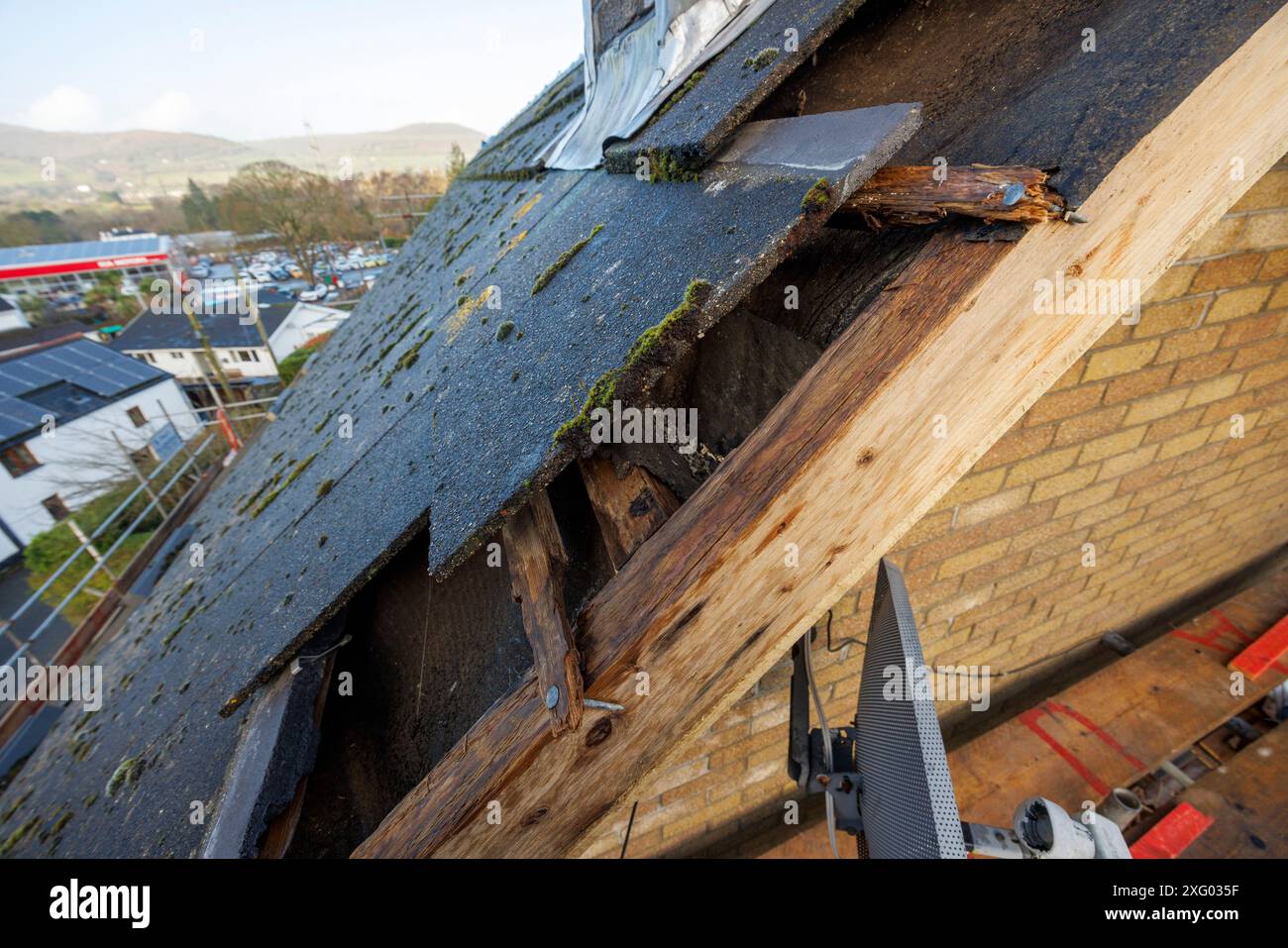 Bois pourri sur le toit d'une maison nécessitant un remplacement, Llanfoist, pays de Galles, Royaume-Uni Banque D'Images