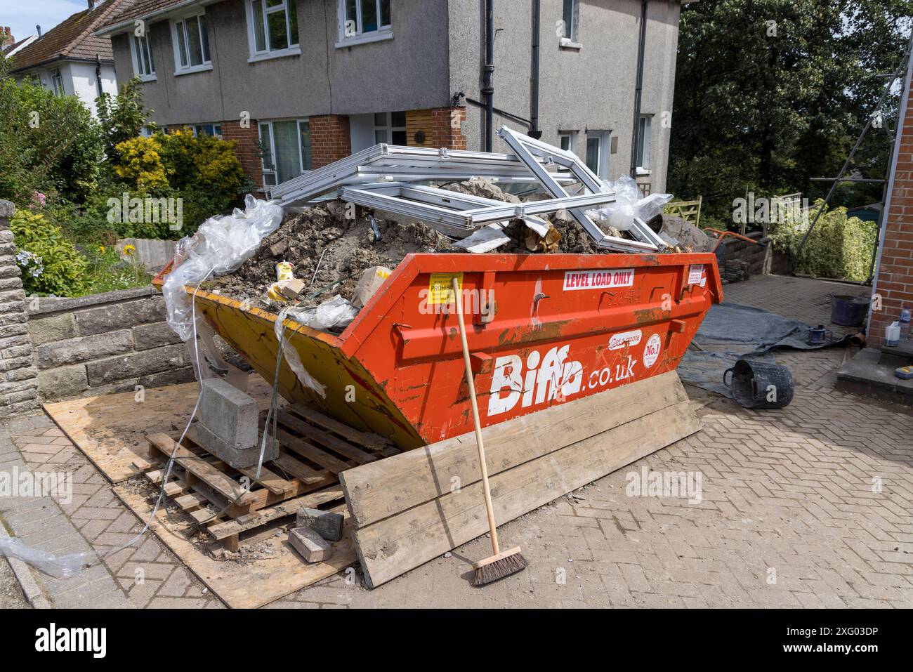 Skip with Waste from House rénovation, Bridgend, Wales, UK Banque D'Images