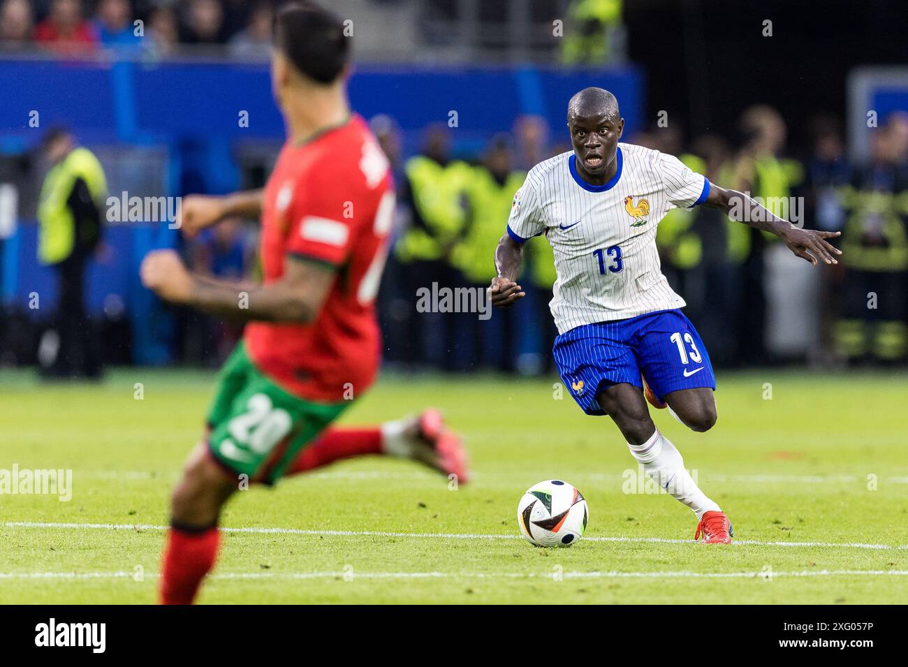 Volksparkstadion, Hambourg, Allemagne. 5 juillet 2024. Euro 2024 Quarter final Football, Portugal contre France ; N'Golo Kante (FRA) se lance dans le ballon crédit : action plus Sports/Alamy Live News Banque D'Images