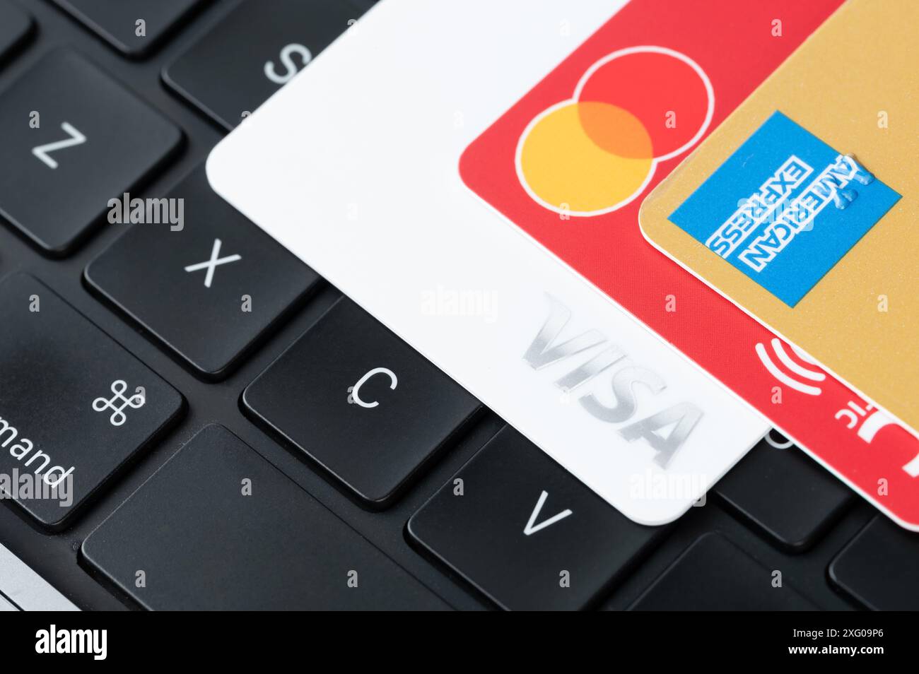 New York, États-Unis - 5 juillet 2024 : Visa, mastercard et american Express cartes sur fond de clavier noir vue rapprochée Banque D'Images