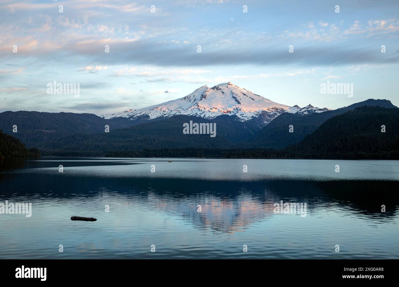 WA25490-00...WASHINGTON - lumière matinale sur le mont Baker, reflétée dans le lac Baker. Banque D'Images