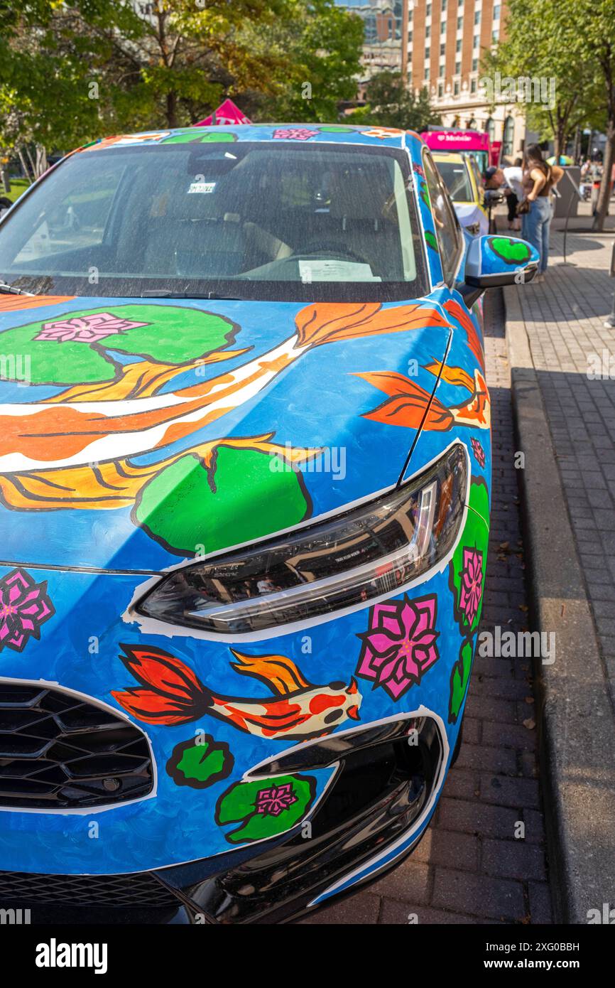 Grand Rapids, Michigan - Un Honda HR-V décoré de carpes koï au concours ArtPrize. L'exposition d'art annuelle et l'événement culturel comportent plus d'un Banque D'Images