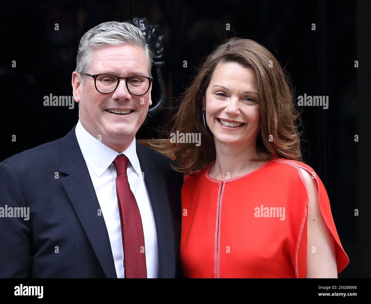 Londres, Royaume-Uni. 5 juillet 2024. Le premier ministre nouvellement nommé Sir Keir Starmer arrive au no 10 avec sa femme Victoria après sa rencontre avec le roi. Crédit : Uwe Deffner/Alamy Live News Banque D'Images