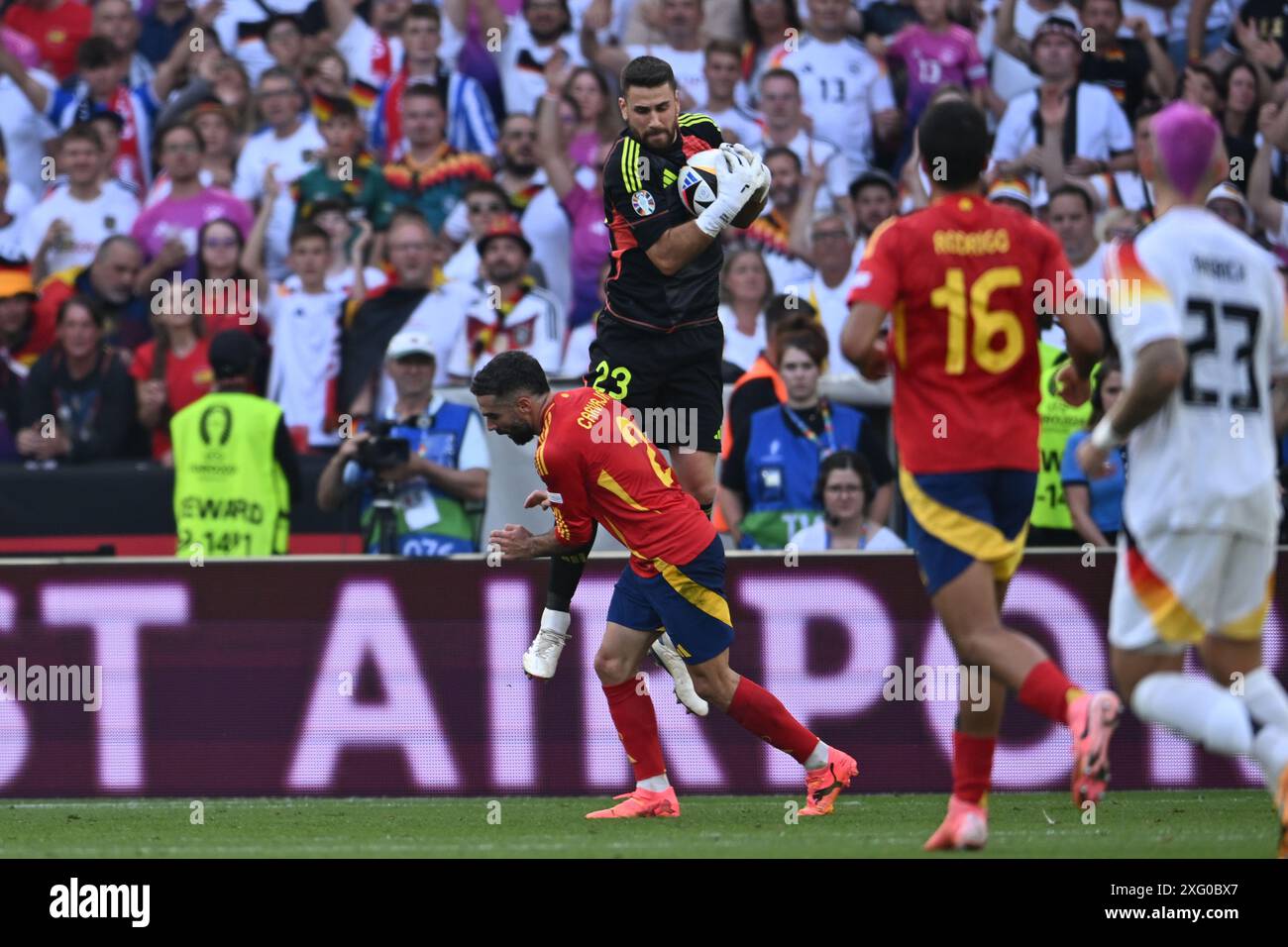 Unai Simon (Espagne)Dani Carvajal (Espagne) lors du match UEFA Euro Allemagne 2024 entre Espagne 2-1 Allemagne à Stuttgart Arena le 05 juillet 2024 à Stuttgart, Allemagne. Crédit : Maurizio Borsari/AFLO/Alamy Live News Banque D'Images