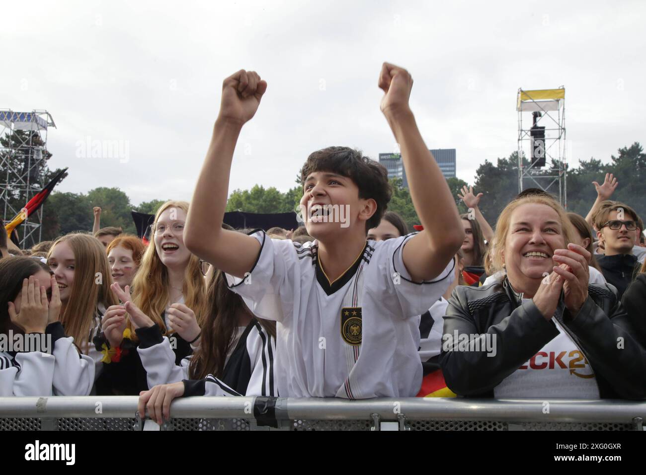 27.06.2024 Dortmund, Viertelfinale EURO24 public Viewing im Westfalenpark. Deutschland gegen Spanien geht 2 : 1 nach Verlängerung aus. Jubel und Enttäuschung liegen BEI den fans während des Spiels nah beieinander. Die deutsche Mannschaft scheidet aus dem Turnier aus. *** 27 06 2024 Dortmund, EURO24 quarts de finale vue publique dans Westfalenpark L'Allemagne bat l'Espagne 2-1 après un temps supplémentaire les supporters sont à la fois jubilés et déçus pendant le match l'équipe allemande est éliminée du tournoi Banque D'Images