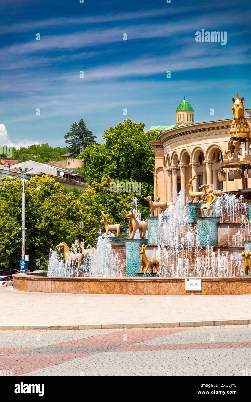 Kutaisi, Géorgie - 15 juin 2024 : fontaine Colchis ou Kolkha avec trente statues d'animaux représentant l'ancien patrimoine géorgien, située sur le Centra Banque D'Images