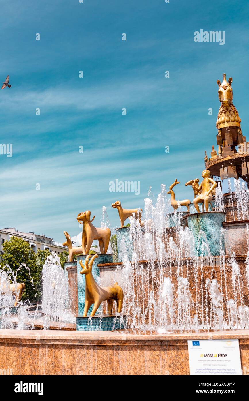 Kutaisi, Géorgie - 15 juin 2024 : fontaine Colchis ou Kolkha avec trente statues d'animaux représentant l'ancien patrimoine géorgien, située sur le Centra Banque D'Images