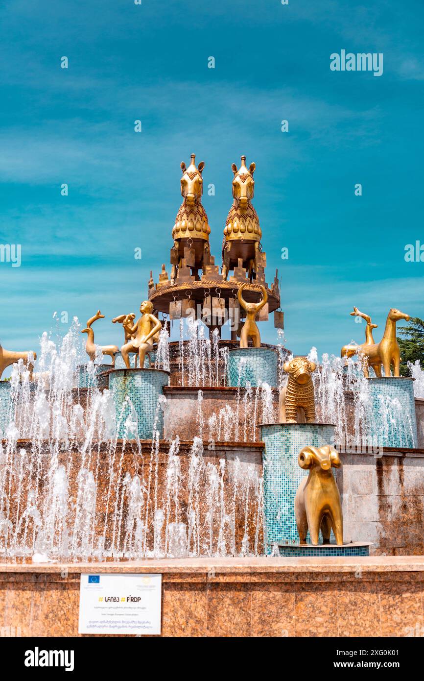 Kutaisi, Géorgie - 15 juin 2024 : fontaine Colchis ou Kolkha avec trente statues d'animaux représentant l'ancien patrimoine géorgien, située sur le Centra Banque D'Images