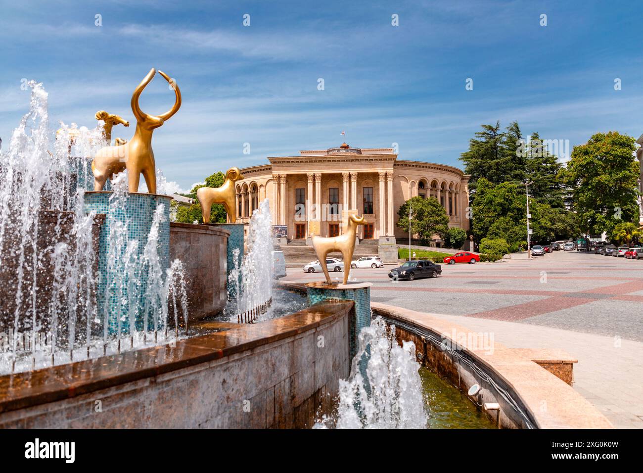 Kutaisi, Géorgie - 15 juin 2024 : fontaine Colchis ou Kolkha avec trente statues d'animaux représentant l'ancien patrimoine géorgien, située sur le Centra Banque D'Images