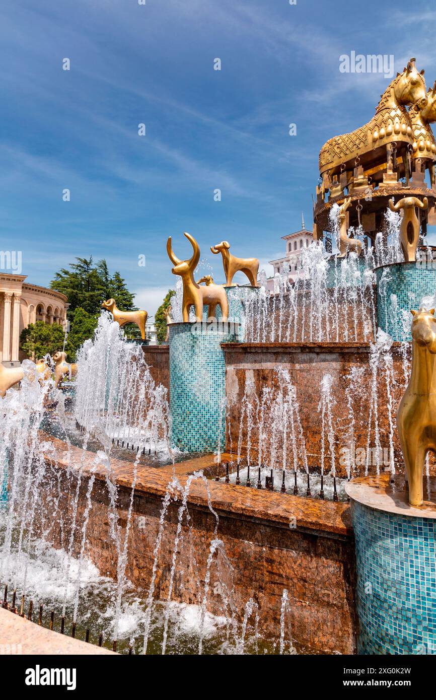 Kutaisi, Géorgie - 15 juin 2024 : fontaine Colchis ou Kolkha avec trente statues d'animaux représentant l'ancien patrimoine géorgien, située sur le Centra Banque D'Images