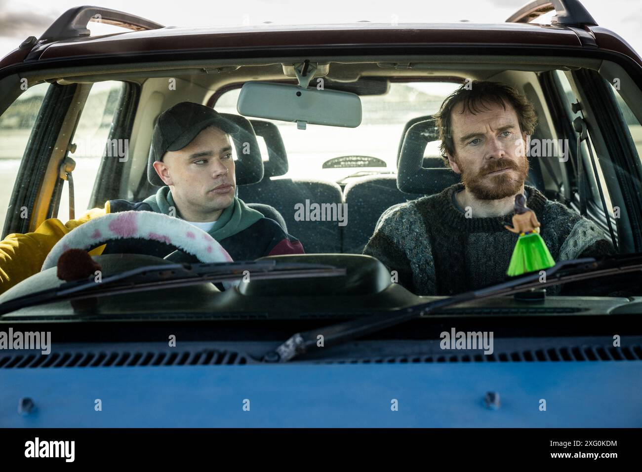 DATE DE SORTIE : 2 août 2024. TITRE : rotule. STUDIO : AC indépendant. RÉALISATEUR : Rich Peppiatt. INTRIGUE : lorsque le destin amène JJ, professeur de Belfast, dans l'orbite de Naoise et Liam OG, « low Life Scum », confessés, l'aiguille tombe sur un numéro hip hop comme aucun autre. Rapper dans leur irlandais natal, ils mènent un mouvement pour sauver leur langue maternelle. EN VEDETTE : NAOISE O CAIREALLAIN, MICHAEL FASSBENDER dans le rôle d'Arlo O Caireallain. (Crédit image : © AC Independent/Entertainment Pictures/ZUMAPRESS.com) USAGE ÉDITORIAL UNIQUEMENT ! Non destiné à UN USAGE commercial ! Banque D'Images