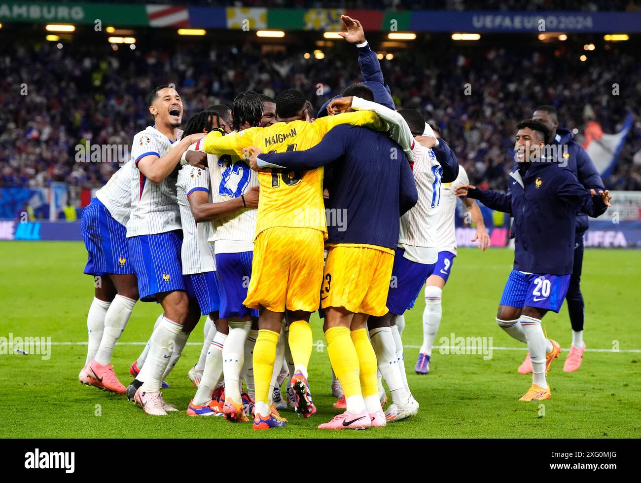 Le Français Kingsley Coman (à droite) célèbre avec ses coéquipiers sa victoire dans le tir de pénalité après un temps supplémentaire dans l'UEFA Euro 2024, quart de finale au Volksparkstadion, Hambourg, Allemagne. Date de la photo : vendredi 5 juillet 2024. Banque D'Images