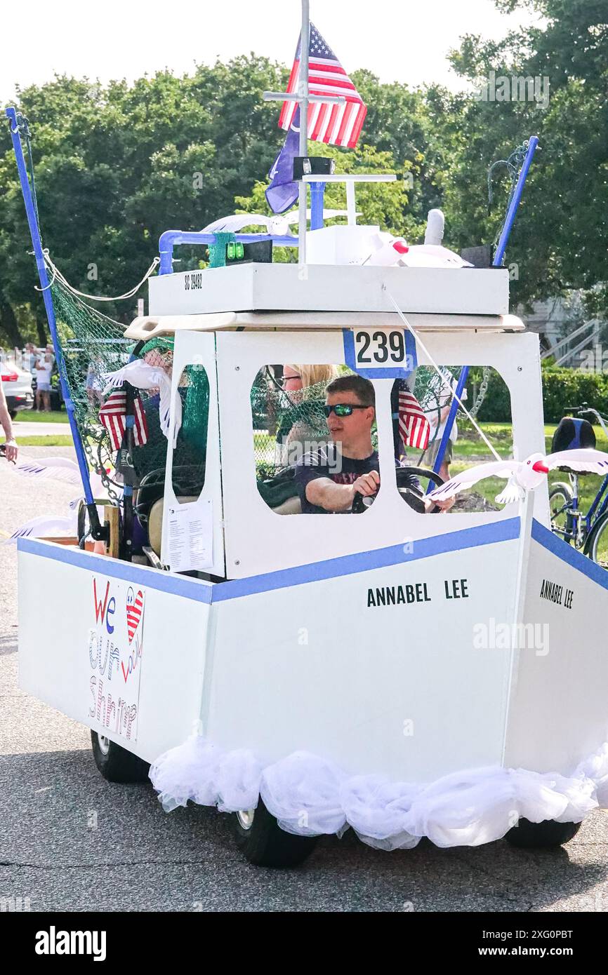 Sullivans Island (États-Unis d'Amérique). 04 juillet 2024. Une voiturette de golf décorée comme le bateau de crevettes local Annabel Lee, descend Middle Street pendant le défilé annuel de vélos et voiturettes de golf célébrant le jour de l'indépendance, le 4 juillet 2024, à Sullivans Island, en Caroline du Sud. Crédit : Richard Ellis/Richard Ellis/Alamy Live News Banque D'Images