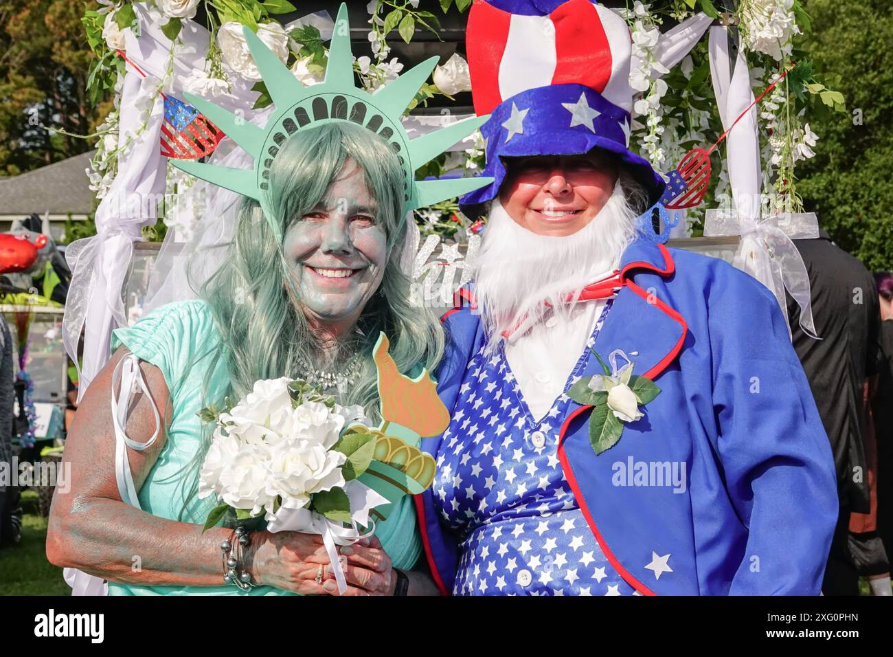 Sullivans Island (États-Unis d'Amérique). 04 juillet 2024. Un couple pose ensemble habillé comme oncle Sam et Lady Liberty lors de la parade annuelle de vélo et de voiturette de golf célébrant le jour de l'indépendance le 4 juillet 2024 à Sullivans Island, Caroline du Sud. Crédit : Richard Ellis/Richard Ellis/Alamy Live News Banque D'Images