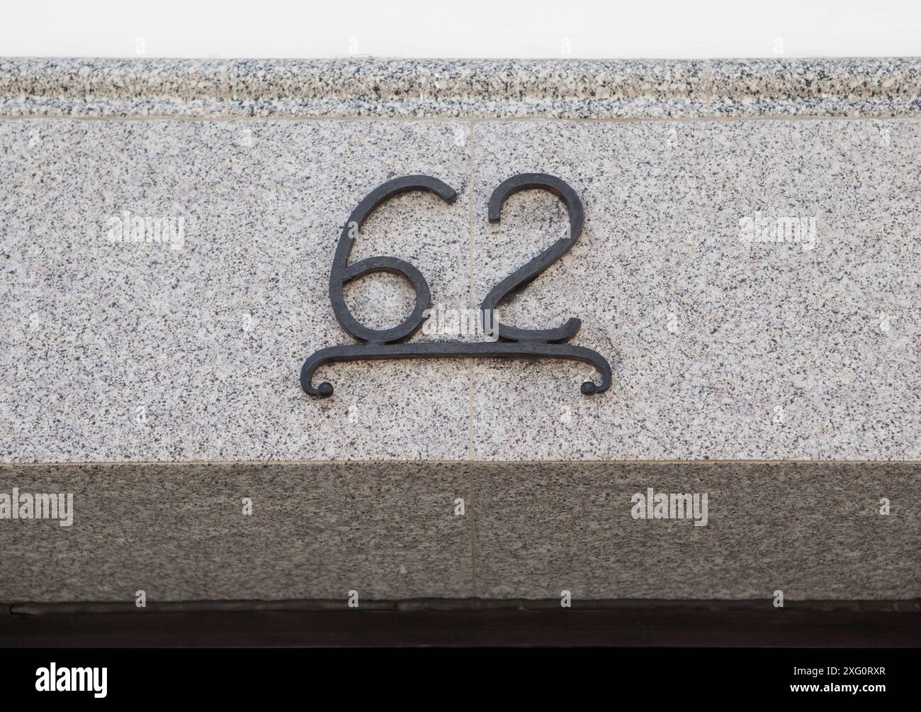 Maison numéro 62. Linteau en fer sur granit. Maisons avec concept de personnalité Banque D'Images