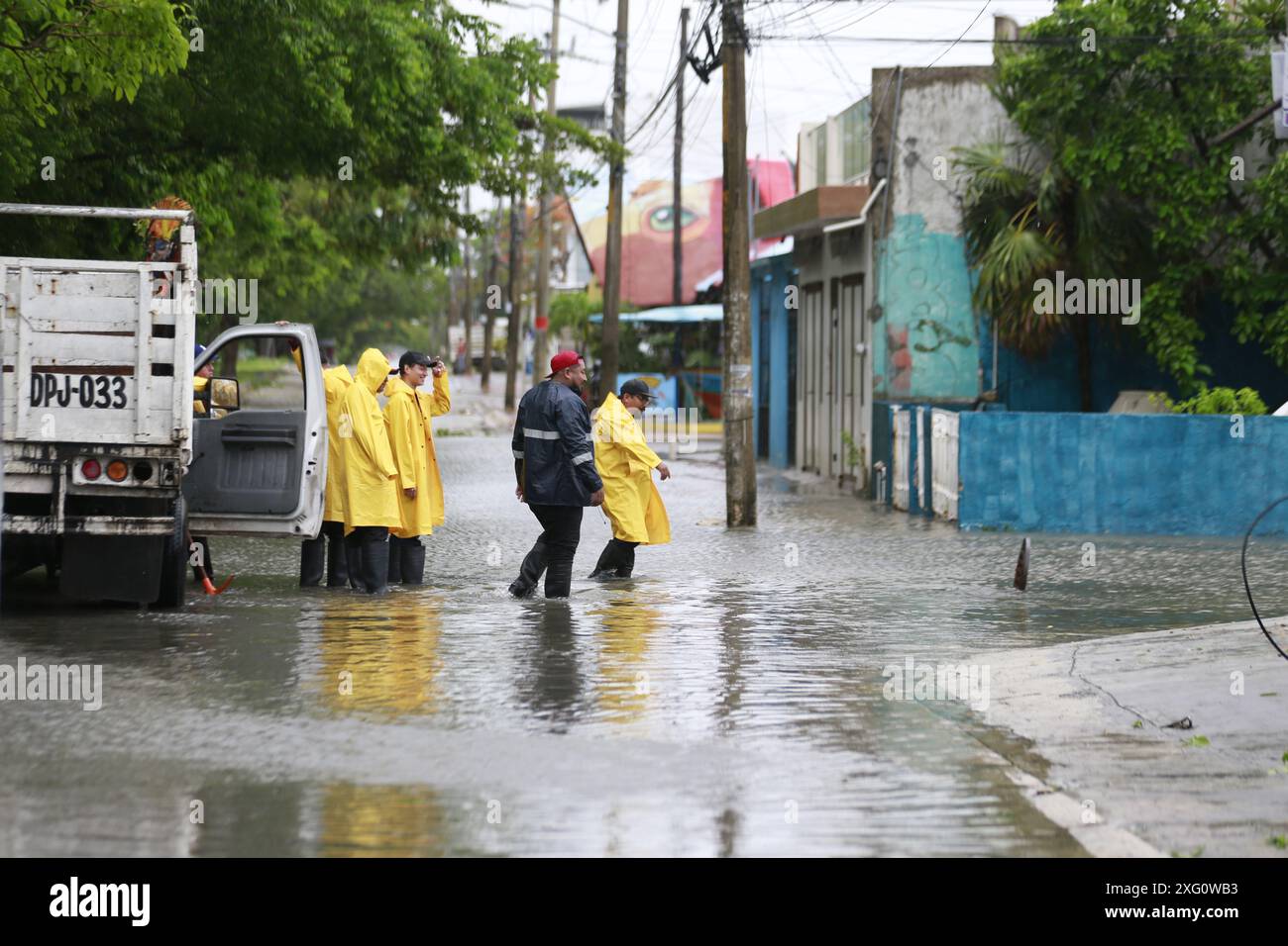 Cancun, Mexique. 5 juillet 2024. Les gens inspectent une rue inondée après la chute de l'ouragan Beryl, à Cancun, dans l'état de Quintana Roo, au Mexique, le 5 juillet, 2024. dans les Caraïbes, plus d'un million de personnes ont été touchées par l'ouragan Beryl, ont déclaré vendredi les humanitaires des Nations Unies. Ouragan de catégorie 4 qui a fait au moins 11 morts à ce jour, Beryl a laissé lundi une traînée de destruction à Grenade et Saint-Vincent-et-les Grenadines, puis a touché la Jamaïque mercredi. L'ouragan affecte actuellement le Belize et le Mexique. Crédit : Alberto Valdez/Xinhua/Alamy Live News Banque D'Images
