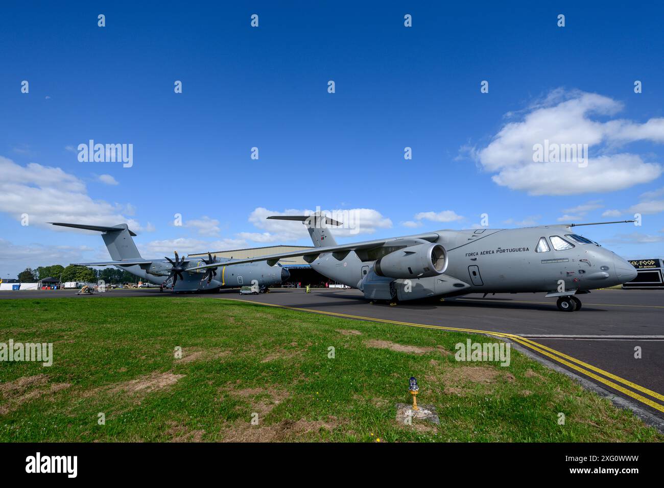 Un avion A400M Atlas de la Force aérienne belge et un avion KC390 de la Force aérienne portugaise sont stationnés en exposition statique pour le SHAPE International Air Fest, sur la base aérienne de Chièvres, Belgique, le 28 juin 2024. (Photo de l'armée américaine par Pierre-Etienne Courtejoie) Banque D'Images