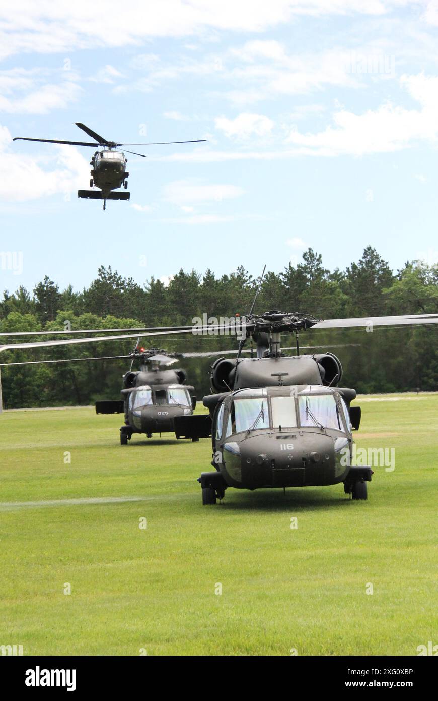 Les équipages du 1er Bataillon du 147th Aviation Regiment de la Garde nationale du Wisconsin exploitent des hélicoptères UH-60 Black Hawk le 5 juin 2024 à Fort McCoy, Wisconsin. Les membres de l'unité effectuent régulièrement des opérations de formation à Fort McCoy et l'unité soutient également de nombreux événements de formation à l'installation chaque année. Selon la fiche d’information de l’Armée de terre du Black Hawk, sa mission est de fournir des assauts aériens, un soutien général, une évacuation aéromédicale, un commandement et un contrôle, ainsi qu’un soutien aux opérations spéciales pour les opérations de combat, de stabilité et de soutien. Le UH-60 est également le transport tactique utilitaire de l'armée HE Banque D'Images