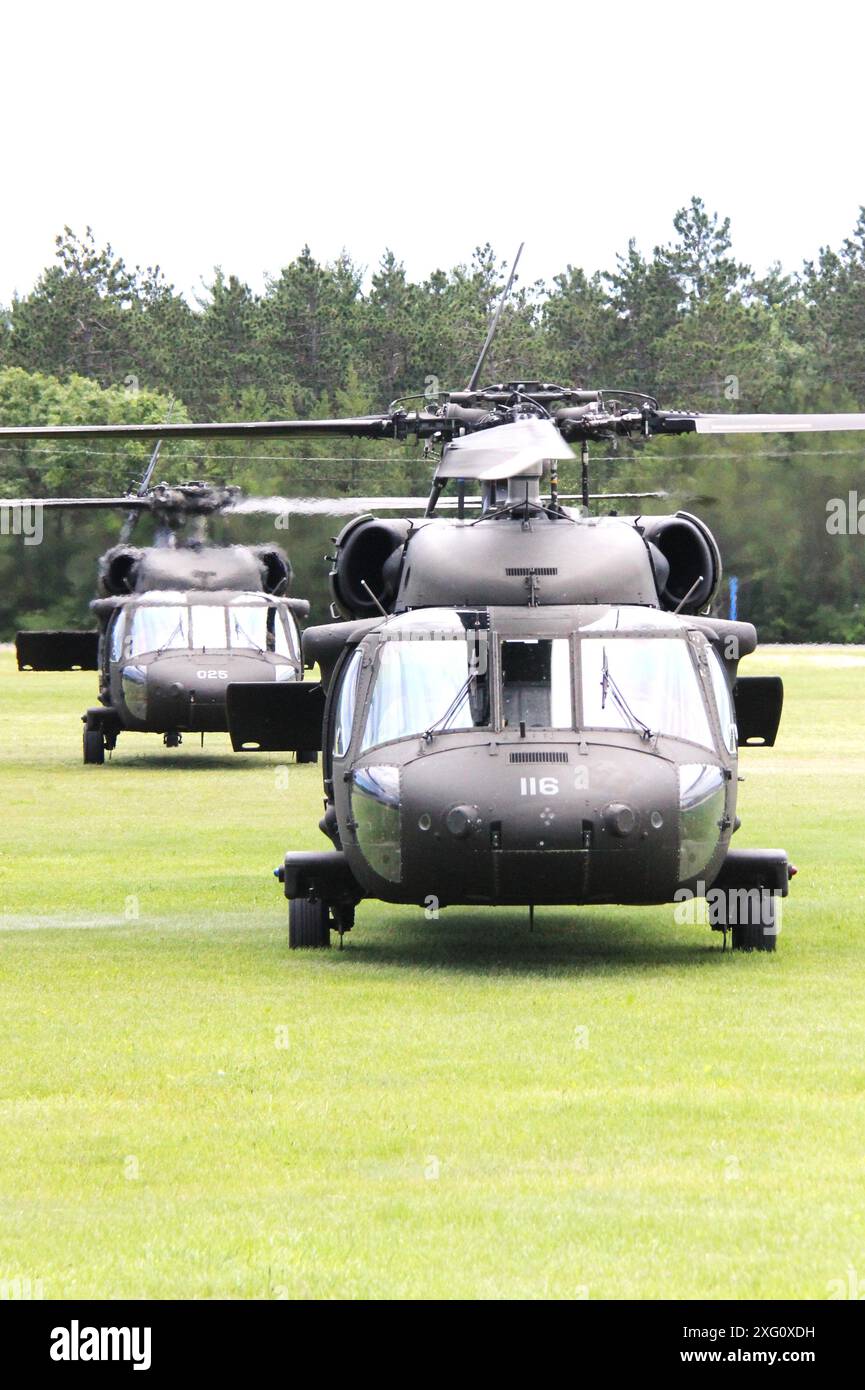 Les équipages du 1er Bataillon du 147th Aviation Regiment de la Garde nationale du Wisconsin exploitent des hélicoptères UH-60 Black Hawk le 5 juin 2024 à Fort McCoy, Wisconsin. Les membres de l'unité effectuent régulièrement des opérations de formation à Fort McCoy et l'unité soutient également de nombreux événements de formation à l'installation chaque année. Selon la fiche d’information de l’Armée de terre du Black Hawk, sa mission est de fournir des assauts aériens, un soutien général, une évacuation aéromédicale, un commandement et un contrôle, ainsi qu’un soutien aux opérations spéciales pour les opérations de combat, de stabilité et de soutien. Le UH-60 est également le transport tactique utilitaire de l'armée HE Banque D'Images